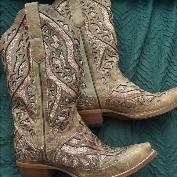 Chic Gold and Tan Cutout Western Boots - Picture 4 of 4